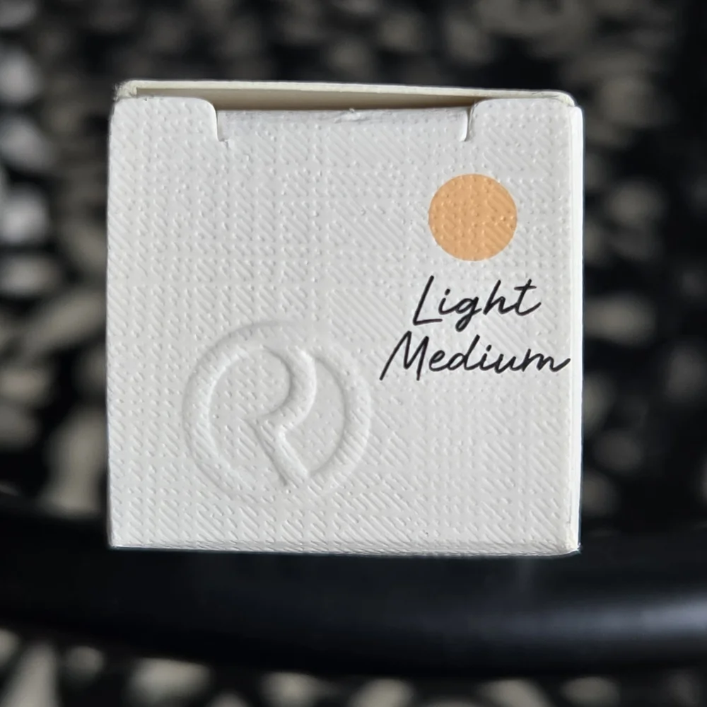 💜 Light-Medium Positive Light Under Eye Brightener- Rare Beauty by Selena Gomez